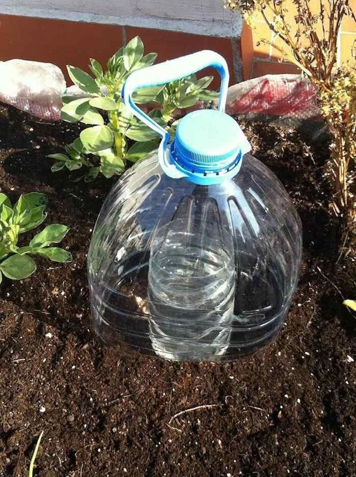 Sistema de riego por goteo solar con botellas para zonas secas